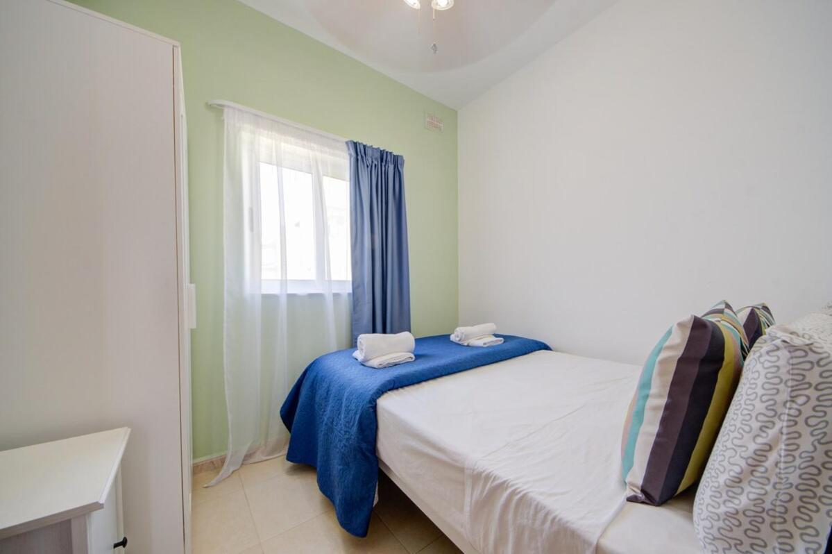 Azure Haven - Gzira Apartments And Penthouse By Shortletsmalta Room photo