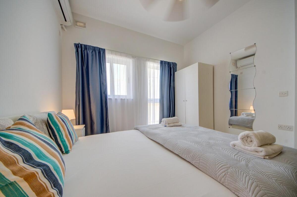 Azure Haven - Gzira Apartments And Penthouse By Shortletsmalta Room photo