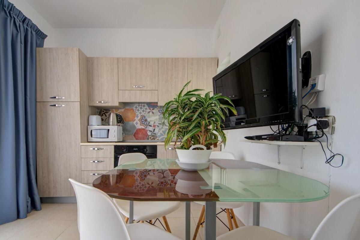 Azure Haven - Gzira Apartments And Penthouse By Shortletsmalta Room photo
